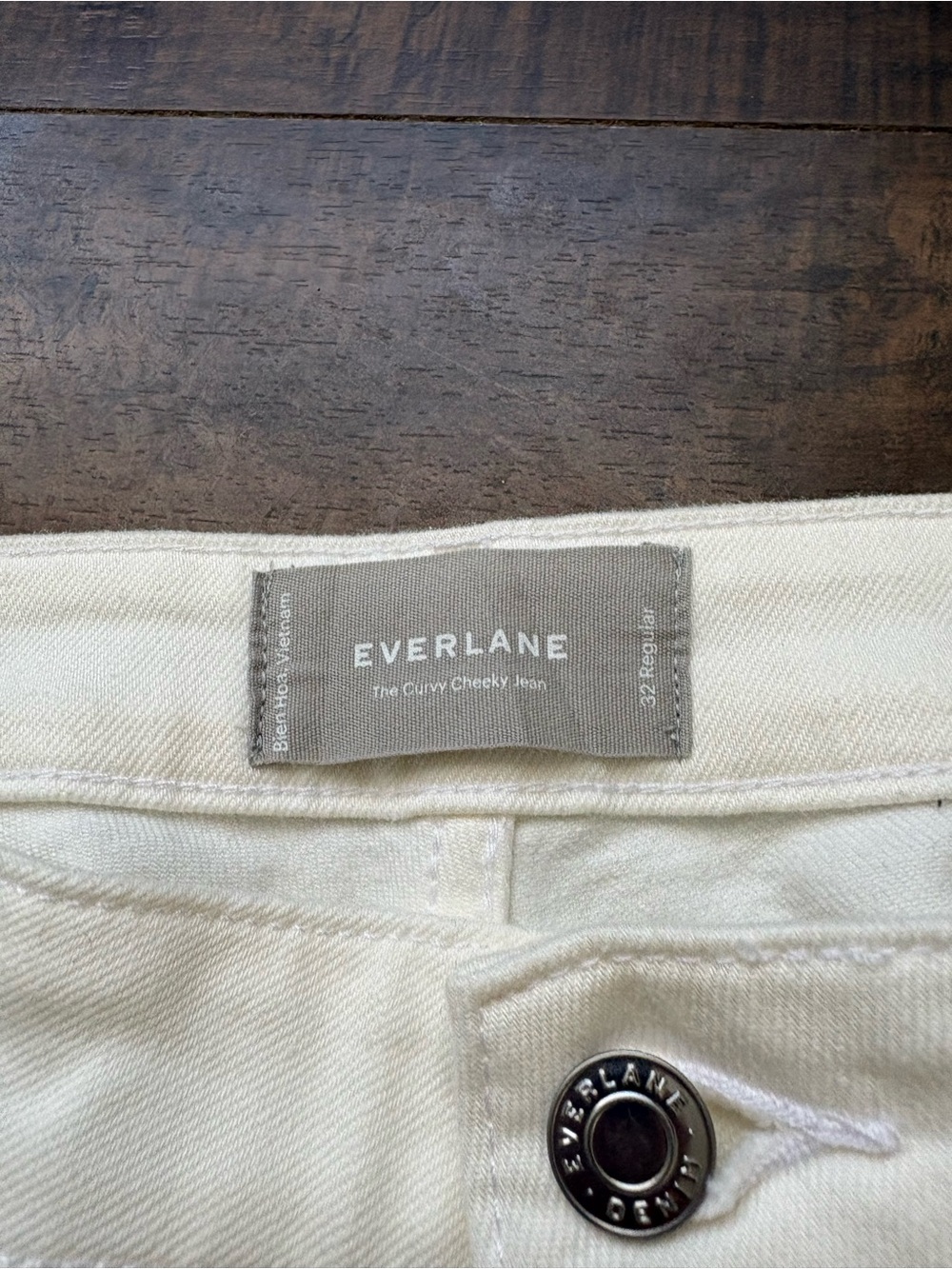 Everlane The Curvy Cheeky Jean in white - Picture 7 of 12